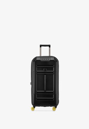 Valigia rigida nera con superficie texturizzata, manico estensibile e ruote gialle. Presenta due scomparti anteriori con cerniera e un logo circolare.