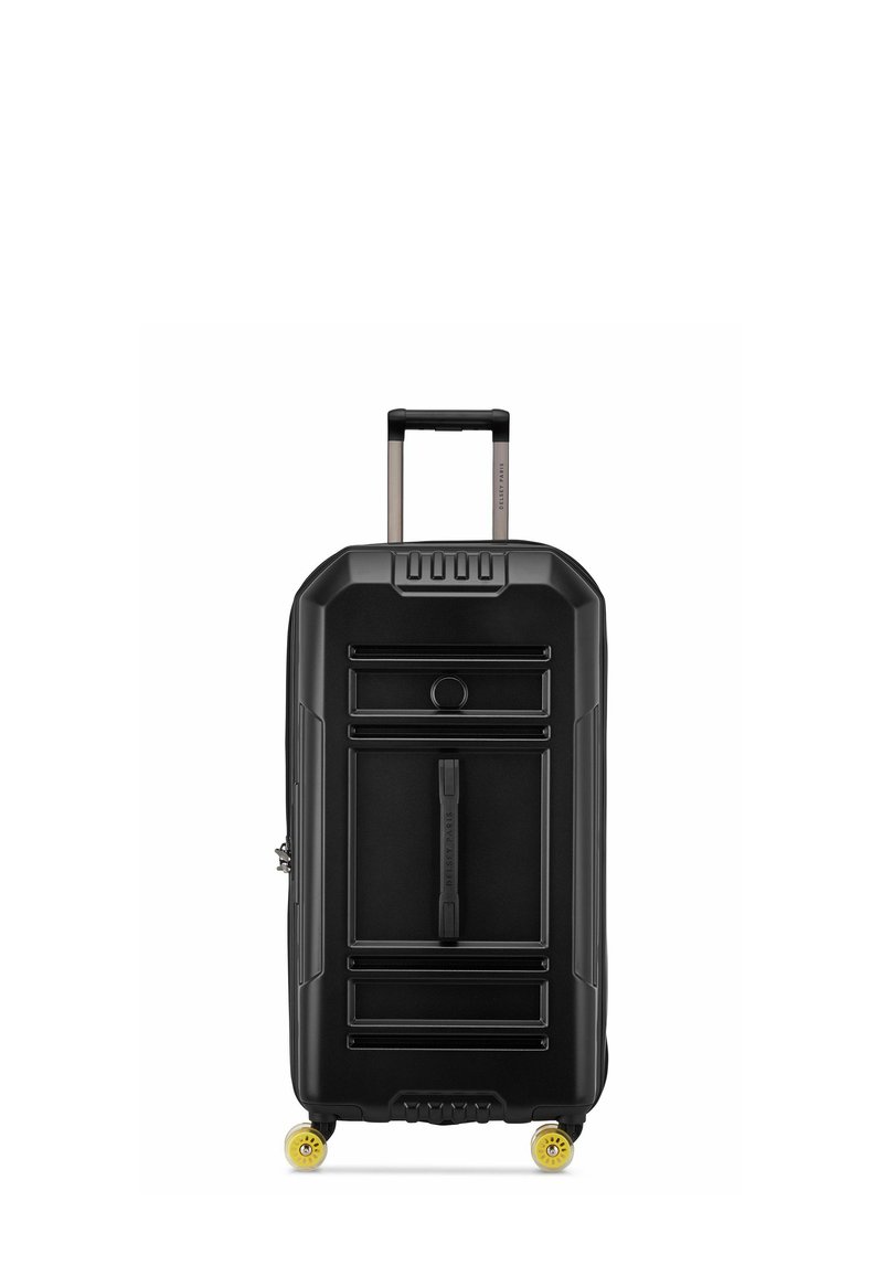 Maleta rígida negra con una superficie texturizada, mango extensible y ruedas amarillas. Presenta dos compartimentos frontales con cremallera y un logo circular.