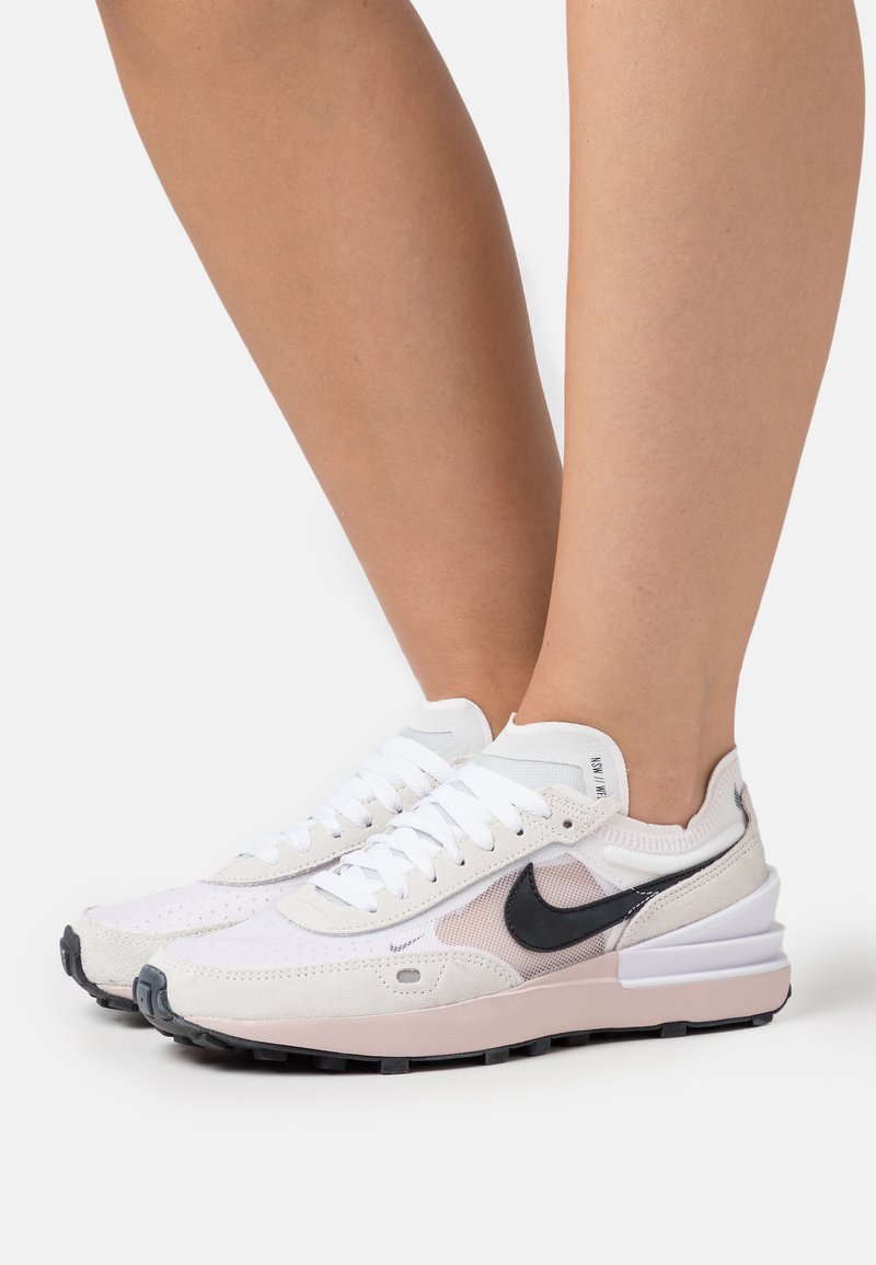 Nike Sportswear W NIKE WAFFLE ONE - Sapatilhas - white/black/pink oxford/pearl pink/photon dust/summit white
