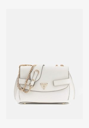 Sac à main synthétique blanc à forme structurée, avec une bandoulière en chaîne dorée, une plaque de logo triangulaire et un détail de fermeture à rabat.