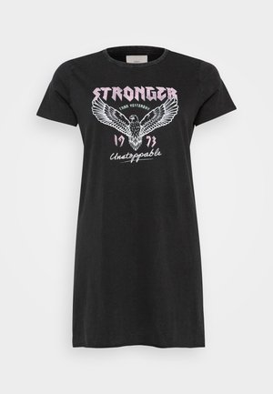 Svart bomull t-skjortekjole med korte ermer, med et grafisk motiv av en ørn og teksten "STERKERE" i rosa og hvitt, designet for hverdagsbruk.