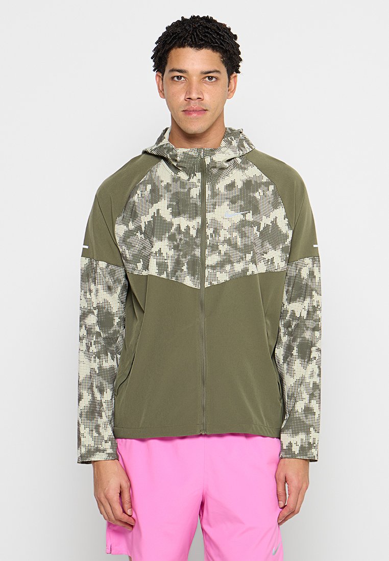 Nike Performance Lichte jas kaki