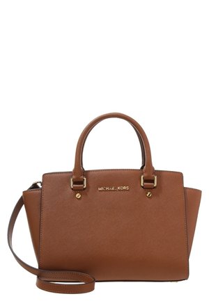 Sac à main Michael Kors en cuir marron avec deux poignées supérieures, une bandoulière amovible et des ferrures dorées.