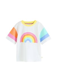 Valge T-särk kollase kraega, millel on värvikas vikerkaare graafika ja triibulised varrukad oranži, roosa, sinise ja tehisrohelise värviga.
