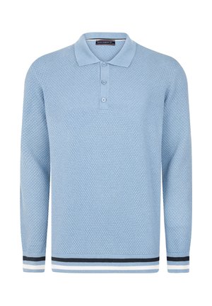 Jasnoniebieski sweter polo z długim rękawem, z teksturowanym wzorem, plisą z guzikami, kołnierzem oraz mankietami i dolnym brzegiem w paski czarne, białe i niebieskie.