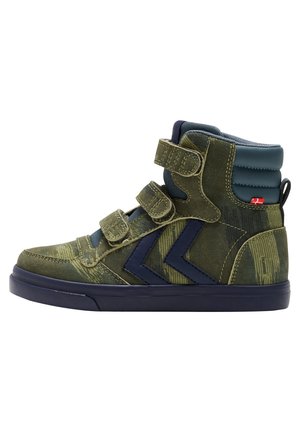 Grüne, hoch geschnittene Schuhe mit Klettverschlüssen, ausgestattet mit einer strukturierten Oberseite und marineblauen Akzenten. Abgerundete Zehenpartie und strapazierfähige Gummisohle.