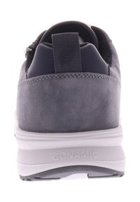 Grijze suède sneakers met een gestructureerde afwerking, voorzien van een trekband aan de hiel en een witte rubberen zool die is gedrukt met "GONAMIC."