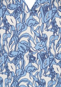 Leichtes Gewebe mit floralem Muster in Blau- und Weißtönen sowie umrandeten Details. V-Ausschnitt-Design mit fließenden Linien.