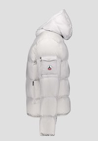 Witte gewatteerde jas met capuchon, voorzien van een ritssluiting en een logopatch, doorgestikte afwerking met een gladde, glanzende uitstraling.