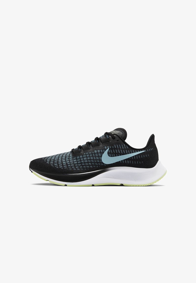 Chaussure de course Nike pour hommes, noire et bleue, avec un logo swoosh bleu clair, tige en mesh, semelle intérieure blanche rembourrée et accents verts clairs sur la semelle extérieure.