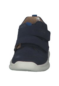 Scarpe sportive blu navy con cinturini in velcro, tomaia perforata per traspirabilità e suola in gomma bianca. Presentano il marchio "superfit".