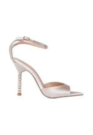 Scarpa con tacco alto in raso a punta aperta con cinturino alla caviglia ornato con strass e tacco decorativo con perline in colore beige chiaro.