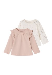 Zwei Langarmshirts: eines in Pink mit Rüschendetails und eines in Weiß mit rosa Herzmustern. Aus weichem Baumwollstoff.