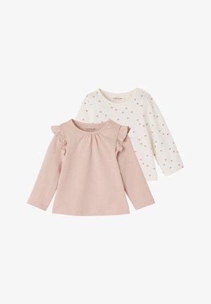 Zwei Langarmshirts: eines in Pink mit Rüschendetails und eines in Weiß mit rosa Herzmustern. Aus weichem Baumwollstoff.