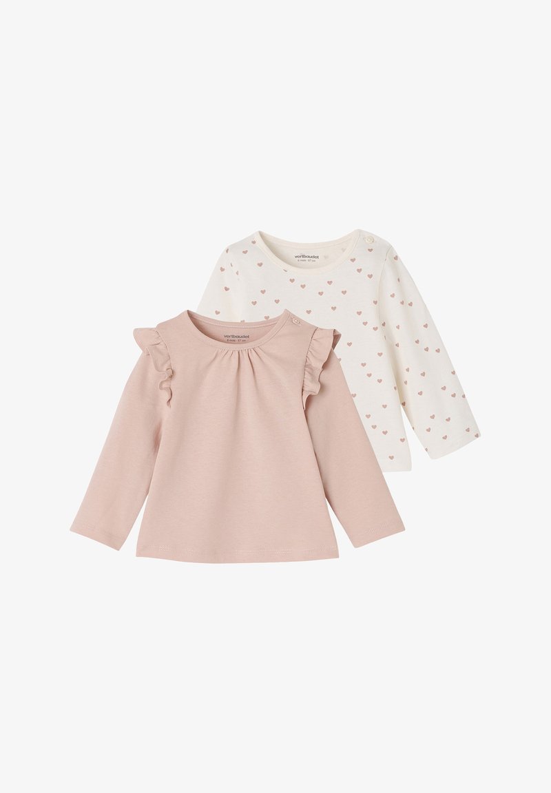Zwei Langarmshirts: eines in Pink mit Rüschendetails und eines in Weiß mit rosa Herzmustern. Aus weichem Baumwollstoff.