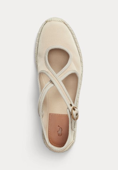 Εσπαντρίγια από μπεζ ύφασμα με σταυρωτά λουράκια στον αστράγαλο, μεταλλική αγκράφα και ραμμένη σόλα, διαθέτει δερμάτινο πάτο με ανάγλυφο λογότυπο.