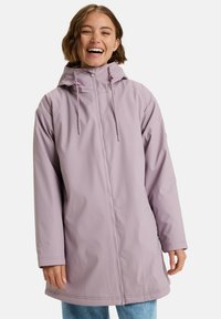 Chaqueta impermeable morada con capucha, que cuenta con un cierre completo, cordones ajustables y mangas largas. Textura suave, diseño hasta la rodilla.