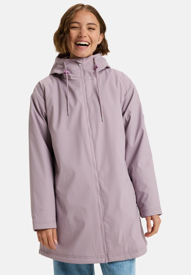 Chaqueta impermeable morada con capucha, que cuenta con un cierre completo, cordones ajustables y mangas largas. Textura suave, diseño hasta la rodilla.