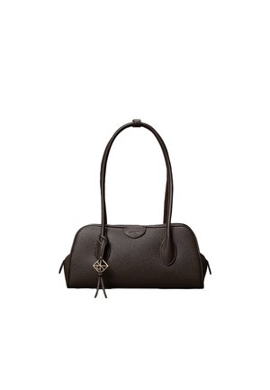 Sac à main en cuir marron foncé de forme rectangulaire arrondie, avec double anses, et un petit charme métallique décoratif sur le côté avant gauche.