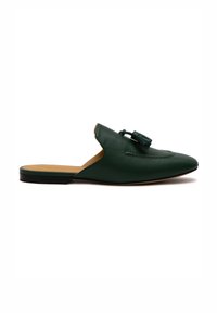 Scarpa slip-on verde in pelle con punta affusolata e nappina decorativa. Presenta una texture liscia e una suola piatta nera.