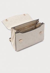 Weiße Handtasche mit strukturierter Oberfläche und goldfarbenen Metalldetails, geöffnet, um mehrere Fächer und ein weiches beigefarbenes Innenfutter mit Logo-Muster zu zeigen.