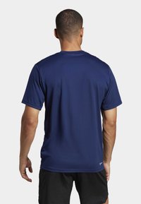 Marineblaue Sportshirt aus leichtem, feuchtigkeitstransportierendem Material, mit kurzen Ärmeln und Rundhalsausschnitt, mit glatter Textur.