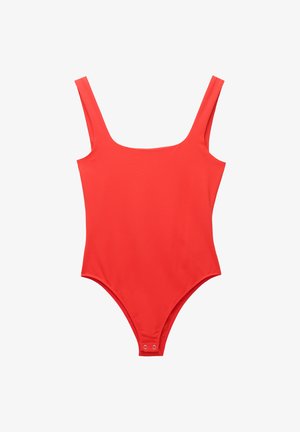 Maillot de bain une pièce rouge avec un décolleté carré et de larges bretelles. Fabriqué en tissu lisse avec un ajustement près du corps et une fermeture au niveau de l'entrejambe.