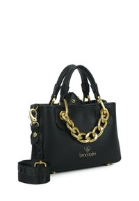 Borsa a mano in pelle nera con hardware dorato, superficie texturizzata, manici superiori doppi e una tracolla rimovibile. Presenta un accento con catena prominente.