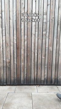 Texte « 3 Looks 1 Jacket » centré sur des planches de bois verticales vieillies au-dessus d’un sol carrelé gris avec une chaussure partiellement visible en bas à droite.