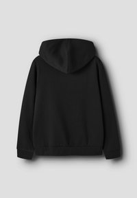 Sweatshirt à capuche noire fabriqué à partir d'un tissu doux ; présente une coupe décontractée, des poignets côtelés et une poche kangourou. Texture lisse sans motifs.