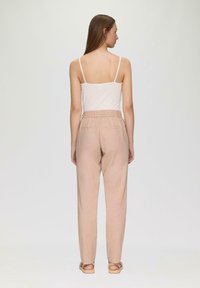 QS ELSASTISCHEM BUND - Broek - beige