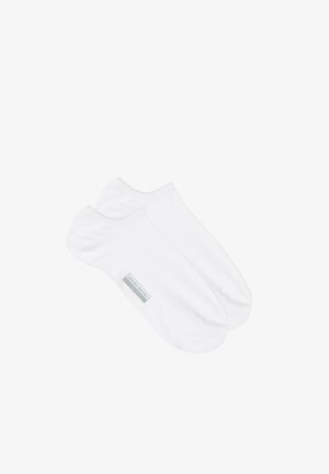 Witte enkelhoge sokken gemaakt van een zachte katoenmix, met een gladde textuur en een klein, grijs merkteken aan de zijkant.