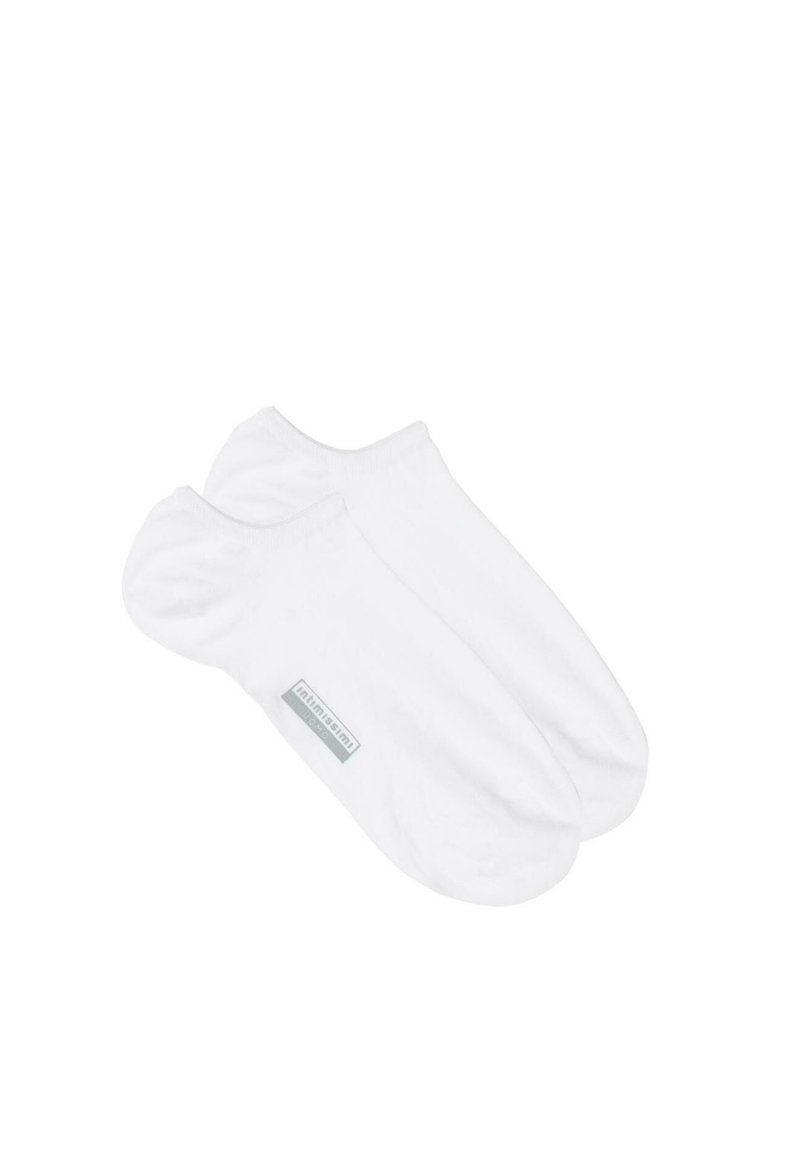 Weiße, knöchellange Socken aus einer weichen Baumwollmischung, die eine glatte Textur besitzen und ein kleines graues Markenlabel auf einer Seite haben.