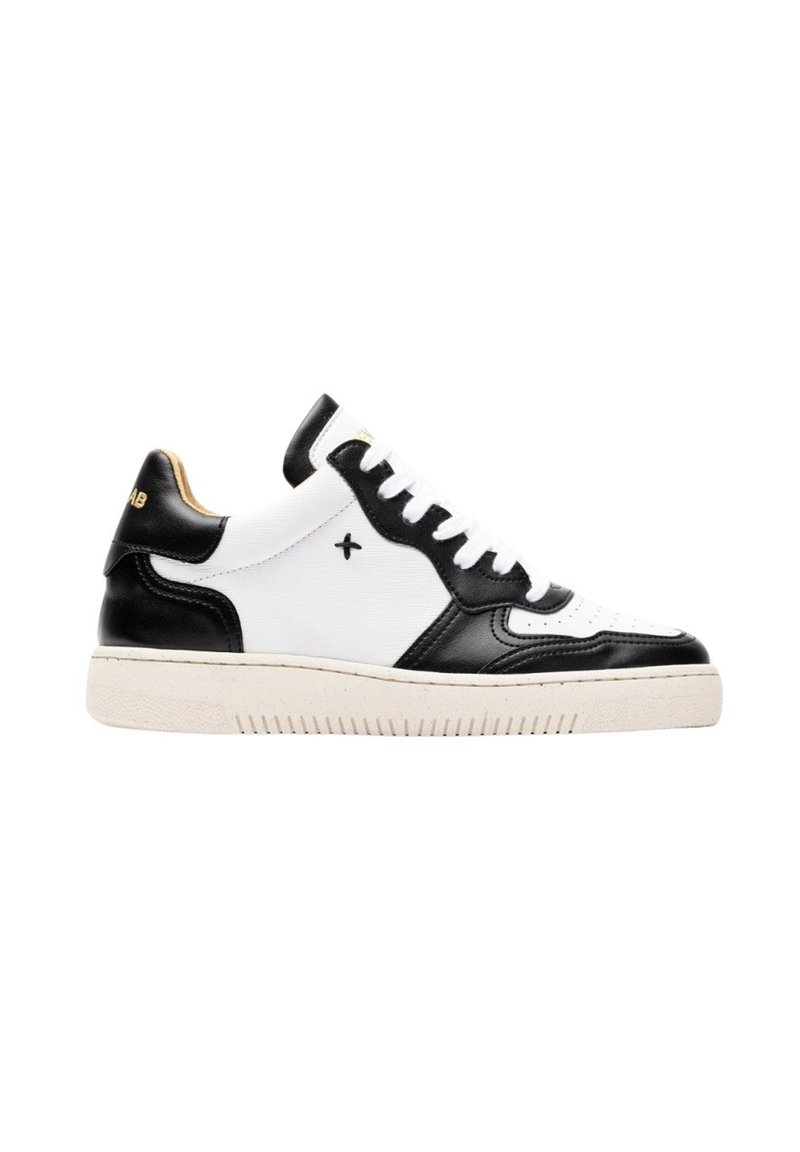 Sneaker in pelle con tomaia bianca e dettagli neri, suola in gomma, punta tonda e design perforato sulla parte anteriore.