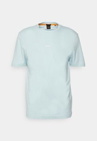 Ljusblå bomullströja med rund halsringning, korta ärmar och en vit "BOSS"-logotyp på framsidan. Slät textur och avslappnad passform.