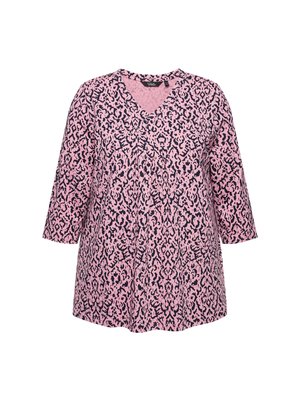 Top rosa con scollatura a V e maniche a tre quarti, caratterizzato da un motivo astratto a leopardato blu navy in contrasto. Tessuto morbido.