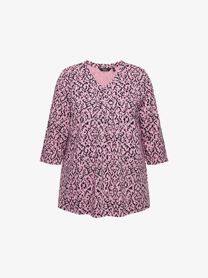 Paarse top met een v-hals en driekwart mouwen, voorzien van een contrasterend marineblauw abstract luipaardprintpatroon. Zachte stoftextuur.