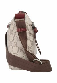 Helle Stofftasche mit geometrischem Muster, braunen Akzenten, verstellbarem Tragegurt und silbernen Hardware-Elementen. Die Seitenansicht zeigt das kompakte Design.