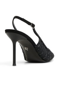 Černý slingback vysoký podpatek s texturovaným vrškem, zdobený korálky a s stiletto podpatkem. Obsahuje nastavitelný nártový pásek.