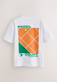 Maglietta bianca in cotone con un disegno grafico di un campo da padel arancione con accenti verdi e testo stilizzato in tipografia grassetto.