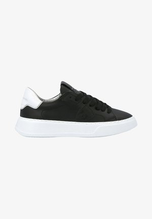 Sorte lædersneakers med hvid gummisål, der har sorte snørebånd, polstret plade og skinnende hvid hælaccent.