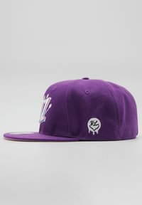 Naughty League UTAH JIZZ TEXT LOGO FITTED - Lippalakki - purple