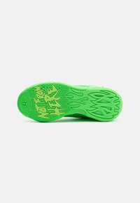 Lys grønn såle på sneakers med teksturert gummi, med flamme mønster og "WATSON WIPER" grafikk i gult.