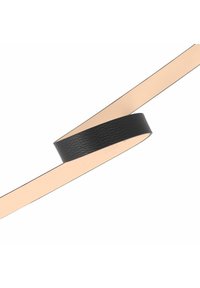 Cinturón de cuero negro con una superficie texturizada, presentando un lado interior suave y de color claro, y un diseño minimalista.