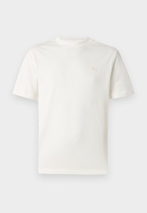 T-shirt blanc uni à manches courtes avec col rond, petit logo brodé sur le côté gauche de la poitrine, présenté sur un fond gris clair.