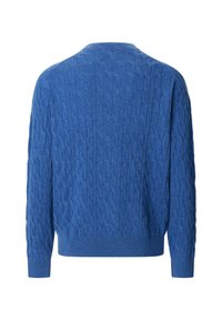 Suéter azul de punto con un patrón de trenzado texturizado, cuello redondo y puños y dobladillo de canalé. Hecho de un material suave y ligero.