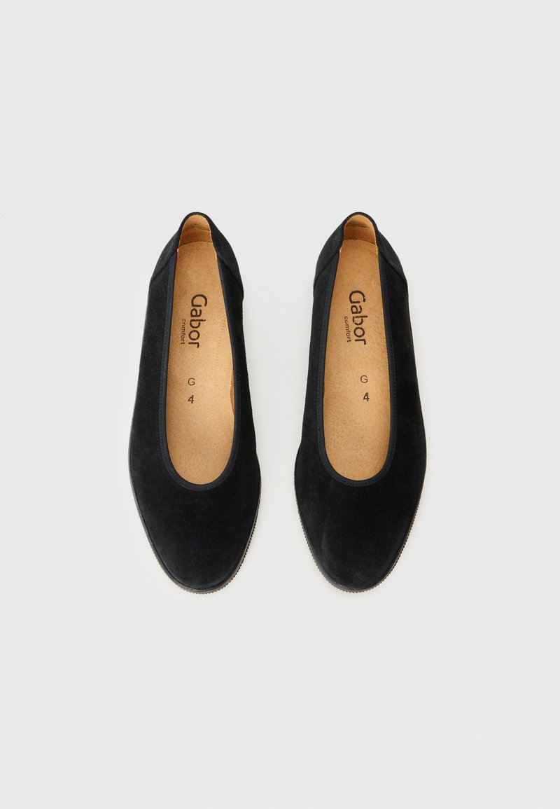 Ballerines en suède noir avec un bout arrondi, un bord élastique et un design à enfiler ; elles présentent une semelle intérieure beige avec le logo 'Gabor'.