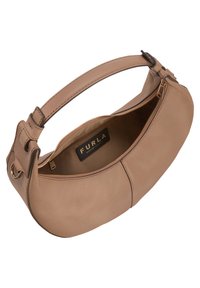 Borsa a tracolla in pelle beige con forma arrotondata, dotata di chiusura con zip superiore e una singola tracolla regolabile. L'interno mostra un logo.