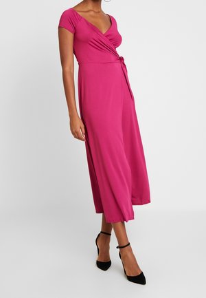 Fuksjowa sukienka midi wykonana z miękkiego materiału, z dekoltem w serek, krótkimi rękawami, zakładanym gorsetem z węzłowym detalem oraz luźno opadającą spódnicą.