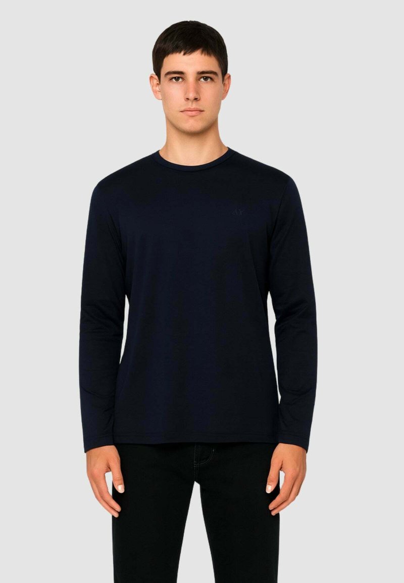 Camicia a maniche lunghe blu marino in cotone con scollatura a girocollo e silhouette aderente, mostrata su uno sfondo neutro.